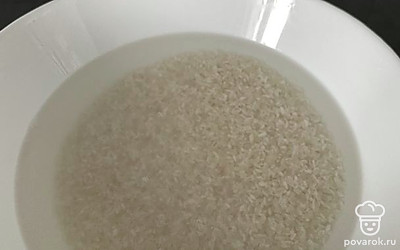 2 стакана риса промыть в холодной воде до тех пор, пока вода не станет прозрачной.