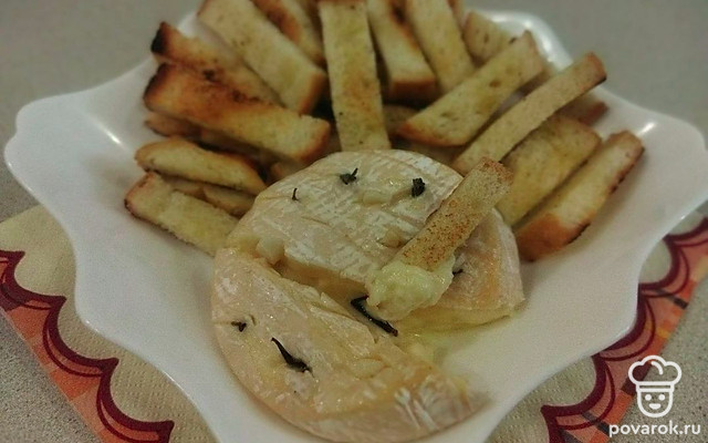 Чесночно-розмариновый камамбер с гренками — Рецепт с фото