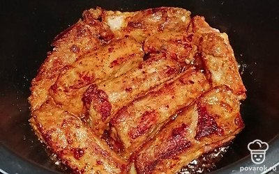 Свиные рёбрышки обжарить на растительном масле в чаше мультиварки до золотистой корочки.