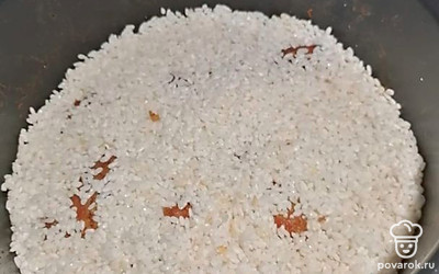 Выложить промытый рис, не перемешивать.