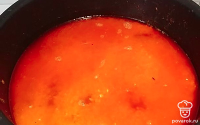 Залить водой из расчёта на 1 стакан риса на 2 стакана воды. Закрыть чашу мультиварки, закрыть клапан и установить режим Тушение/Плов на 20 минут. 