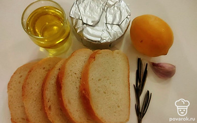 Чеснок почистите, с розмариновых веточек оборвите листочки. Подготовьте остальные необходимые продукты.