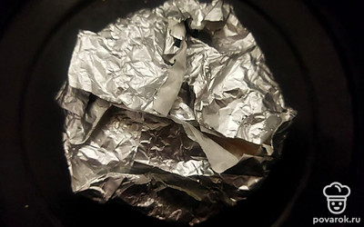 В разогретую до 180 °C духовку поставьте подготовленный сыр и выпекайте его, пока не расплавится, примерно 8-10 минут. Внимательно следите за тем, чтобы сыр не перегрелся, если это произойдет, он начнет подниматься, этого допускать нельзя.