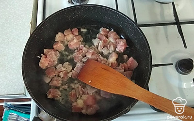 Выкладываем нарезанное мясо, помешиваем и немного обжариваем.