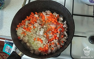 Выкладываем морковные кубики.