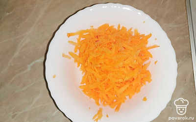 Натереть морковь на крупной терке.
