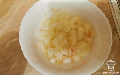 Нарезать мелко лук.