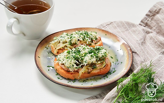 Тост с печенью трески и солеными огурцами — Рецепт с фото