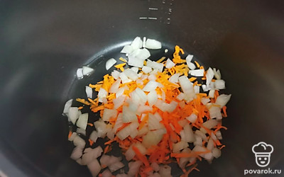 Налить в мультиварку подсолнечное масло и выложить морковь с луком на жарку на 3-5 минут.