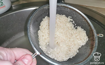 Промыть рис и оставить, чтобы стекла вода.