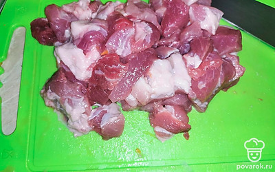 Нарезать мясо маленькими кусочками 1-2 см.