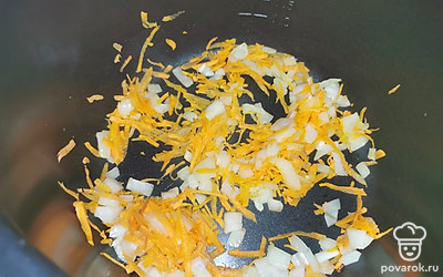 Как только лук с морковью стали золотистого цвета, выключить мультиварку.