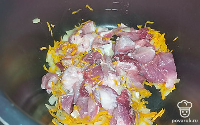 Добавить мясо к луку и моркови.