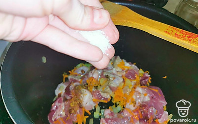 Посолить по вкусу.