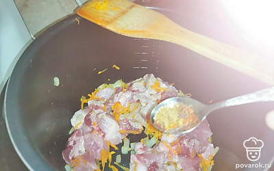 Добавить приправу по вкусу для плова.