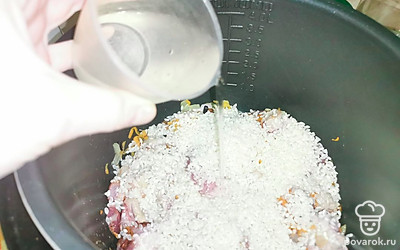 Добавить 1 мультистакан воды. Выставить на мультиварке программу плов, закрыть крышку. Время приготовления 25 минут.