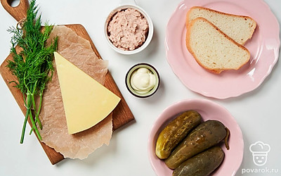 Помойте укроп, обсушите и мелко порежьте, отложите немного для украшения. Натрите на мелкой терке сыр. Банку с печенью трески помойте, откройте, слейте жидкость.