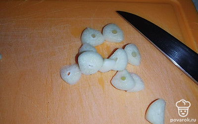 Через 25 минут порезать чеснок.