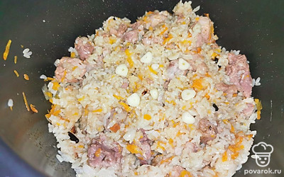 Добавить чеснок к готовому плову и закрыть крышкой на пару минут.