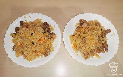 Наш плов готов! Очень ароматный и вкусный. Подавать порционно. Приятного аппетита!