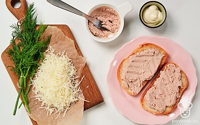 Сделайте тосты. Подсушите ломтики батона в тостере в течение 30 секунд. Затем выложите на готовые тосты печень трески и распределите вилкой.