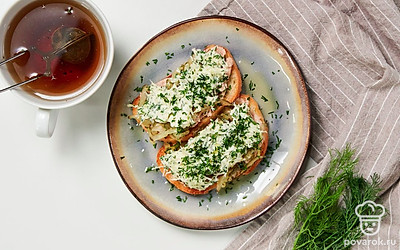 Украсьте тосты с печенью трески мелко нарезанной зеленью укропа.