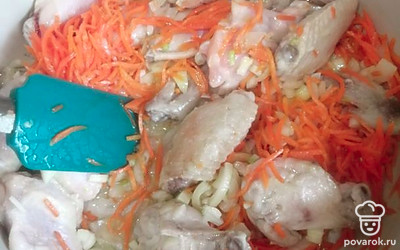 Нарезать лук и морковь, добавить к крылышкам. Все тушить минут 15.
