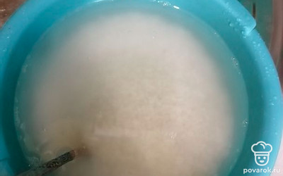 Рис промыть в воде. 