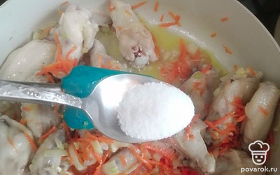 Крылышки и овощи посолить. 