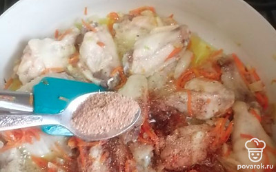 Добавить любые специи по вашему вкусу. Я добавляю крымские специи. Все перемешать. 