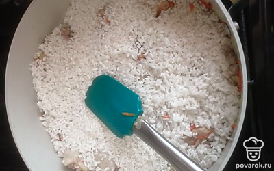 Через несколько минут добавить промытый рис. Рис разравнять ровным слоем поверх крылышек и овощей. 
