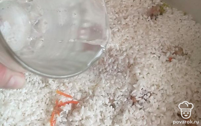 Сверху добавить сушеный чеснок и залить водой. 