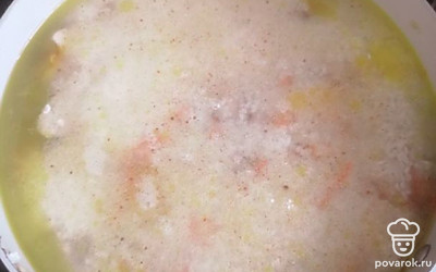 Прибавить огонь и накрыть крышкой. После закипания убавить на медленный. Варить минут 15. 