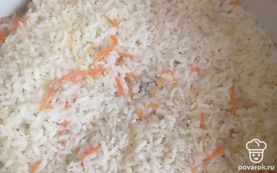 Плов после приготовления должен немного постоять. Подавать горячим, посыпав зеленью. Приятного аппетита. 