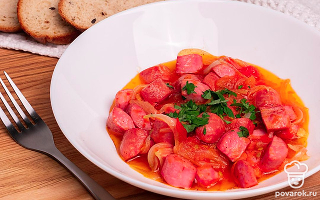 Сосиски с луком и помидорами — Рецепт с фото