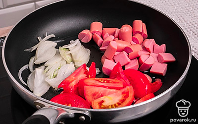 Помидоры порежьте на небольшие дольки. Если у помидор слишком жесткая кожура, то необходимо ошпарить их кипятком и затем снять кожуру.