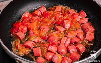 Сковороду поставьте на огонь, налейте масла. И как только сковорода нагреется, помести все порезанные ингредиенты. Поперчите и посолите по необходимости