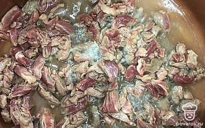 Нарезаем брусочками говядину и обжариваем на растительном масле около 5 минут.