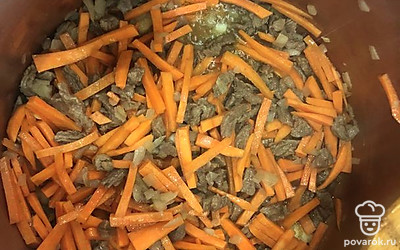 Нарезаем мелко лук, морковь - на брусочки и отправляем к говядине. Обжариваем 5-7 минут.