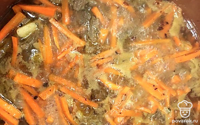 Солим, перчим на вкус. Можно также добавить куркуму, барбарис или приправу для плова. Добавляем воды, чтобы покрылось мясо и тушим под крышкой на среднем огне примерно минут 35.