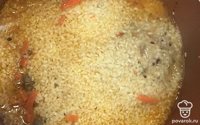 Рис хорошо промыть, равномерно сверху выложить, повтыкать зубчики чеснока и аккуратно залить водой, чтобы вода была на 1,5 сантиметра выше риса) готовим до испарения воды. Накройте кастрюлю сухим чистым полотенцем, сверху крышкой на полчаса. Полотенце впитает лишнюю влагу. 