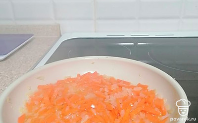 Обжарить овощи. 