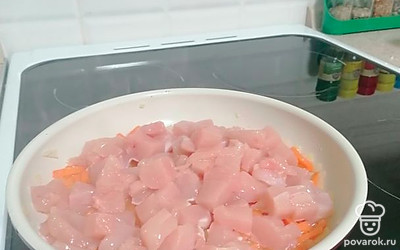 Добавить порезанную куриную грудку.