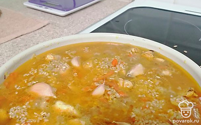 Залить водой, добавить чеснок и соль. 