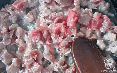 Мясо нарезаем на квадратики и ставим на сильный огонь. 