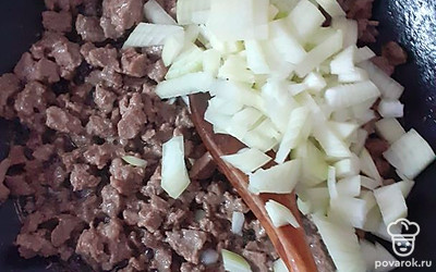 Лук крупно нарезаем и добавляем к мясу.