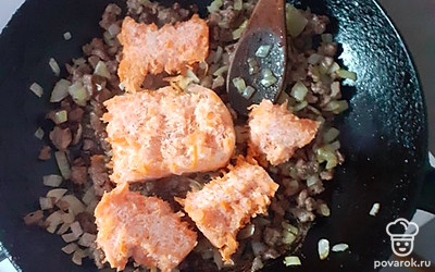 Морковь трём на крупной терке и добавляем в сковородку. У меня была замороженная морковь. 