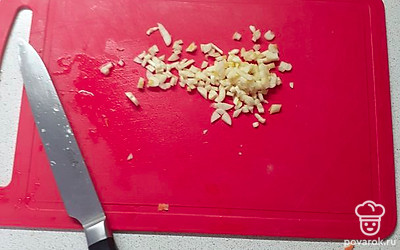 Чеснок чистим и мелко нарезаем. Затем добавляем к мясу. Солим и перчим по вкусу, добавляем приправы (какие вам нравятся). Я много приправ не добавляю, так как едят и дети.