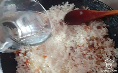 Добавляем холодную воду. Вода должна быть на 1.5-2 см выше риса. 