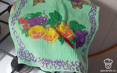 После этого смотрим на готовность риса, не перемешивая, накрываем крышку полотенцем и оставляем томиться на 5 минут. После этого перемешиваем и можно подавать. Приятного аппетита!